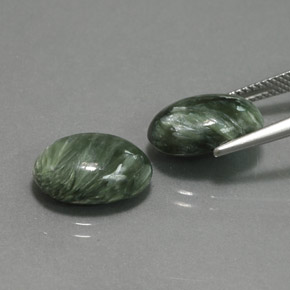 Gemas de serafinita verde natural de  ct, corte óvalo, opaco