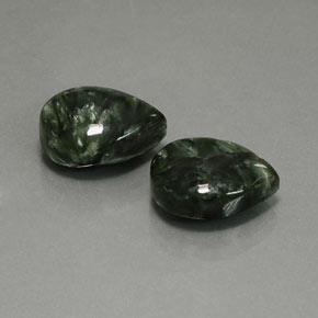 Gemas de serafinita verde natural de 11,57 ct, en forma de pera, opaco