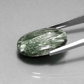 Serafinita verde natural de 10,82 ct, corte óvalo, opaco