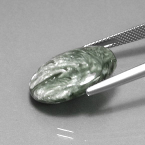 Serafinita verde natural de 10,67 ct, corte óvalo, opaco