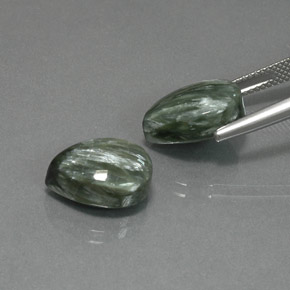 Gemas de serafinita verde natural de  ct, en forma de pera, opaco