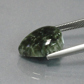 Serafinita verde natural de 5,93 ct, en forma de pera, opaco