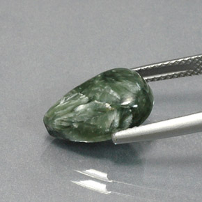 Serafinita verde natural de 4,70 ct, en forma de pera, opaco
