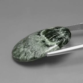 Serafinita verde natural de 25,77 ct, corte óvalo, opaco
