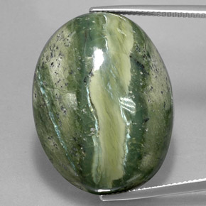 Serpentina verde natural de 47,57 ct, corte óvalo, opaco