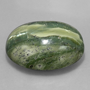 Serpentina verde natural de 47,57 ct, corte óvalo, opaco