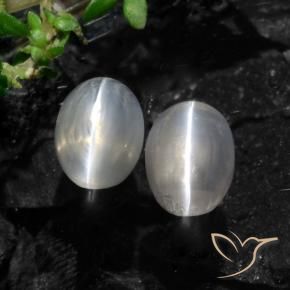 Gemas de Silimanita Ojo de Gato Gris muy claro natural de 2.61 ct, Ovalada, Translúcido