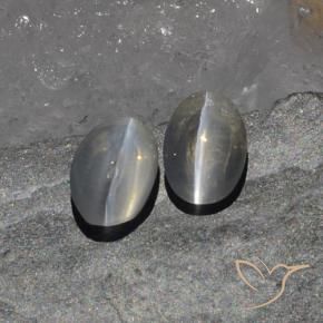 Gemas de Silimanita Ojo de Gato Gris muy claro natural de 1.97 ct, Ovalada, Translúcido