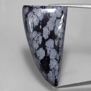 Obsidiana nevada negro natural de 31,95 ct, forma elegante, opaco