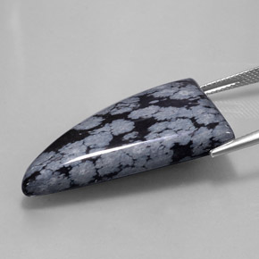Obsidiana nevada negro natural de 31,95 ct, forma elegante, opaco