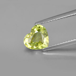 Esfena verde natural de 1,44 ct, forma de corazón, VS
