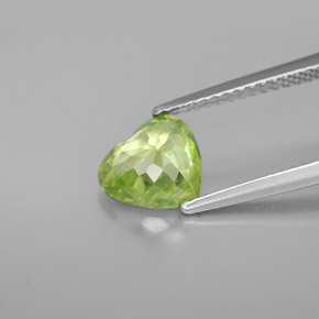 Esfena Verde amarillento natural de 1.54 ct, Forma de corazón, VS
