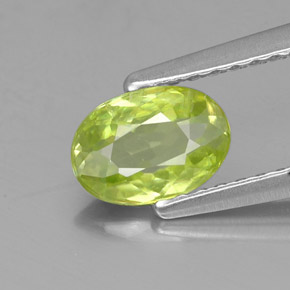 Esfena Verde dorado natural de 0.64 ct, Corte Óvalo, VS