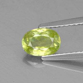 Esfena verde natural de 0,84 ct, corte óvalo, VS