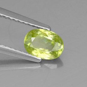 Esfena verde natural de 0,84 ct, corte óvalo, VS