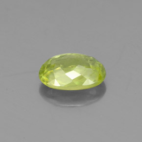 Esfena verde natural de 0,84 ct, corte óvalo, VS