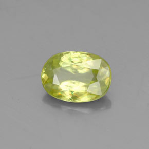 Esfena verde natural de 0,83 ct, corte óvalo, VS