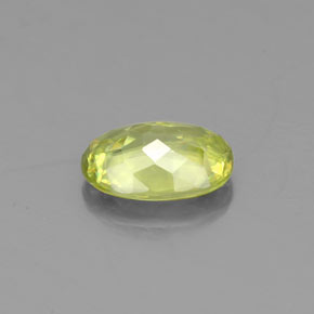 Esfena verde natural de 0,83 ct, corte óvalo, VS