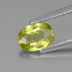 Esfena verde natural de 0,85 ct, corte óvalo, VS