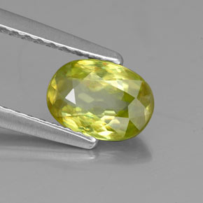 Esfena verde natural de 0,85 ct, corte óvalo, VS