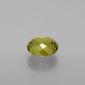 Esfena verde natural de 1,82 ct, corte óvalo, VS