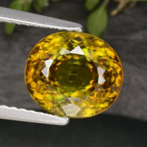 Esfena Dorado verdoso natural de 3.35 ct, Corte Óvalo, VVS-VS