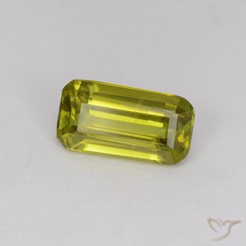 0.87ct Natural Verde cálido esfena, corte esmeralda, VS