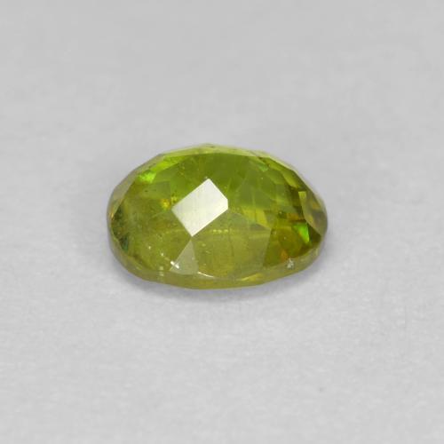 Esfena Verde medio natural de 0.54 ct, Corte Óvalo, VS