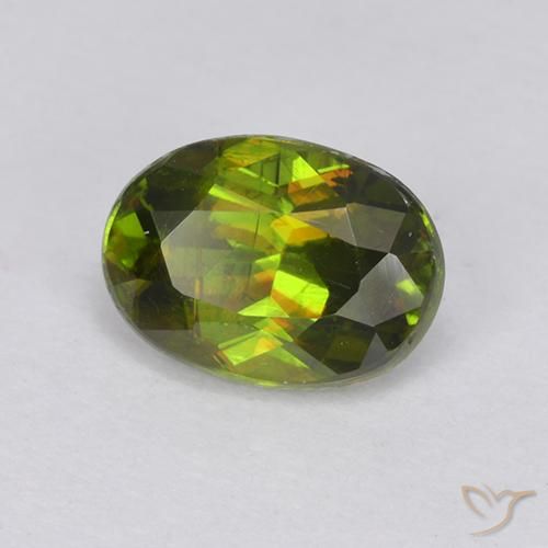 Esfena Verde terroso cálido natural de 1.11 ct, Corte Óvalo, VVS-VS