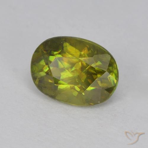 esfena Verde oscuro medio natural de 0.73 ct, Ovalada, VVS-VS