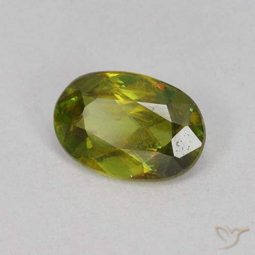esfena Verde terroso cálido natural de 0.60 ct, Ovalada, VVS-VS