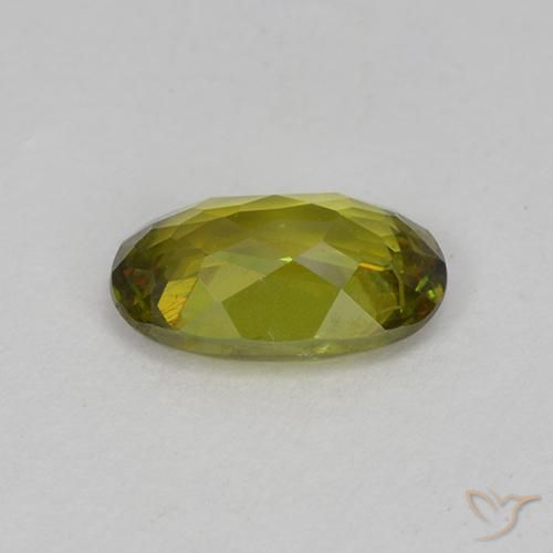esfena Verde oscuro medio natural de 0.74 ct, Ovalada, VVS-VS