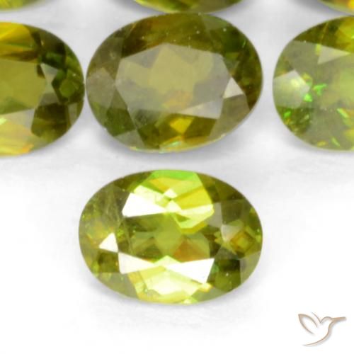 0.45ct Natural Verde bosque cálido esfena, Ovalada, VS-SI
