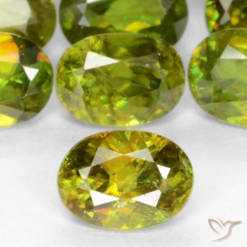 0.49ct Natural Verde medio esfena, Ovalada, VS-SI
