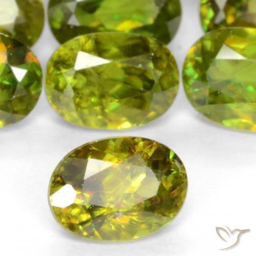 esfena Verde medio natural de 0.49 ct, Ovalada, VS-SI