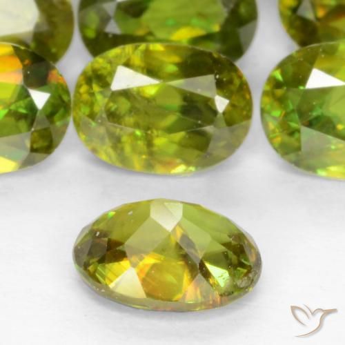 esfena Verde medio natural de 0.49 ct, Ovalada, VS-SI