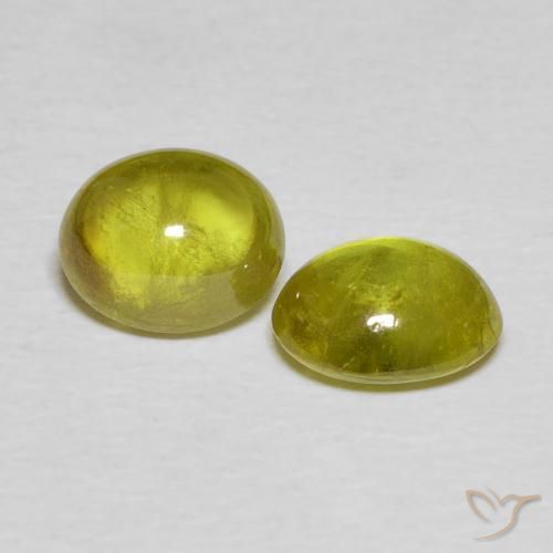 Gemas de esfena Verde bosque cálido natural de 3.13 ct, Ovalada, Transparente