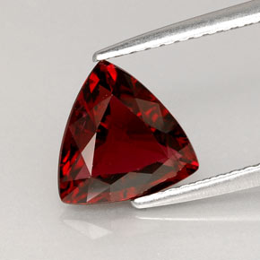 Espinela  natural de 1,86 ct, trillón, VS