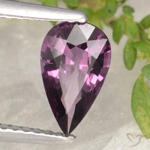 Espinela Púrpura oscuro natural de 1.06 ct, En forma de pera, VVS