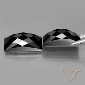 Gemas de Espinela Negro con brillo dorado natural de 25.72 ct, Corte Baguette, Opaco