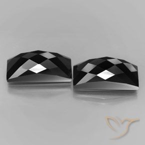 Gemas de Espinela Negro con brillo dorado natural de 25.07 ct, Corte Baguette, Opaco