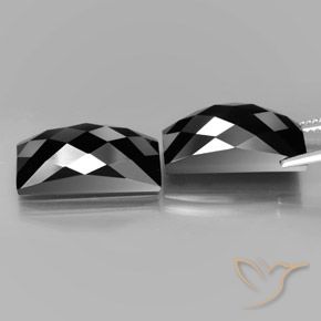 Gemas de Espinela Negro con brillo dorado natural de 25.07 ct, Corte Baguette, Opaco