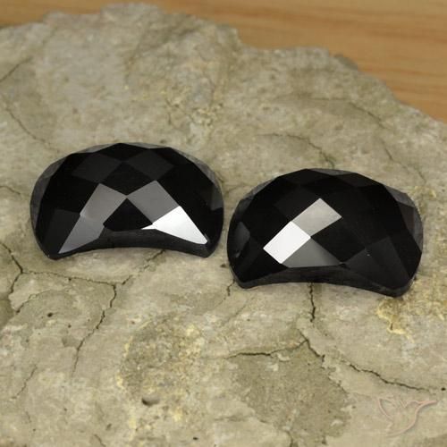 Gemas de Espinela Negro natural de 28.79 ct, Elegante, Opaco