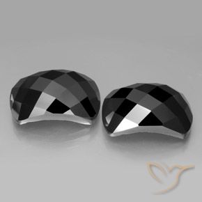 Gemas de Espinela Negro natural de 27.48 ct, Elegante, Opaco