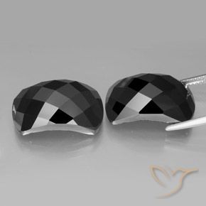 Gemas de Espinela Negro natural de 27.48 ct, Elegante, Opaco
