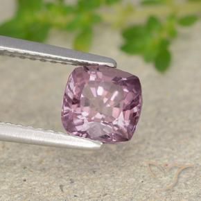 Espinela Púrpura rojizo claro natural de 1.37 ct, Forma Cojín, VVS