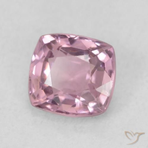 Espinela Púrpura rojizo claro natural de 0.69 ct, Forma Cojín, VVS