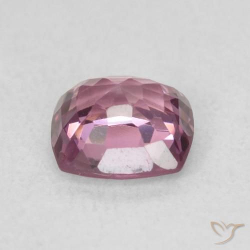 Espinela Púrpura rojizo claro natural de 0.69 ct, Forma Cojín, VVS