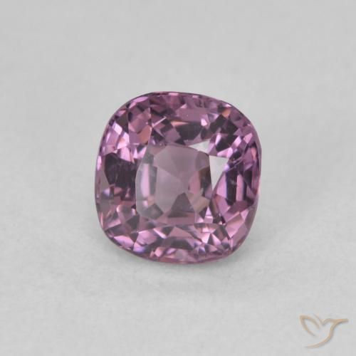 Espinela Sangría oscuro natural de 0.84 ct, Forma Cojín, VVS