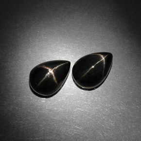 Gemas de diopsido estrella negro natural de  ct, en forma de pera, opaco